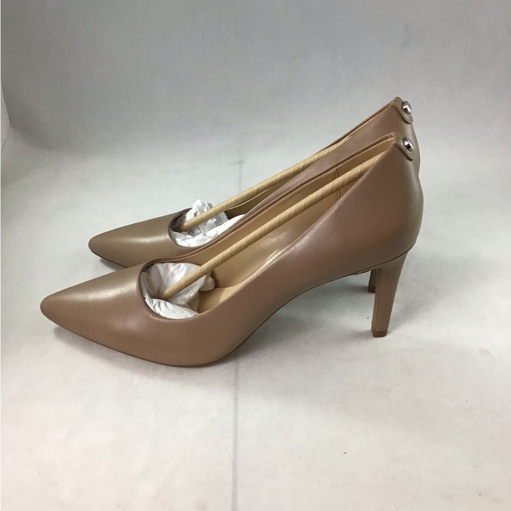 Michael Kors taupe leather pump size 9m. - Picture 5 of 7